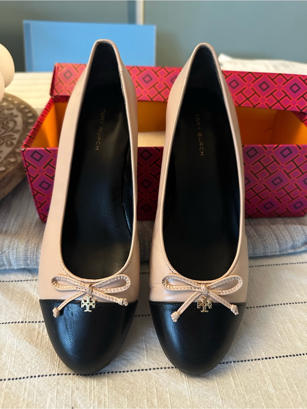 Tory Burch Two-Tone Bow Ballet Flats Beige and Black style 154515 cap toe pump